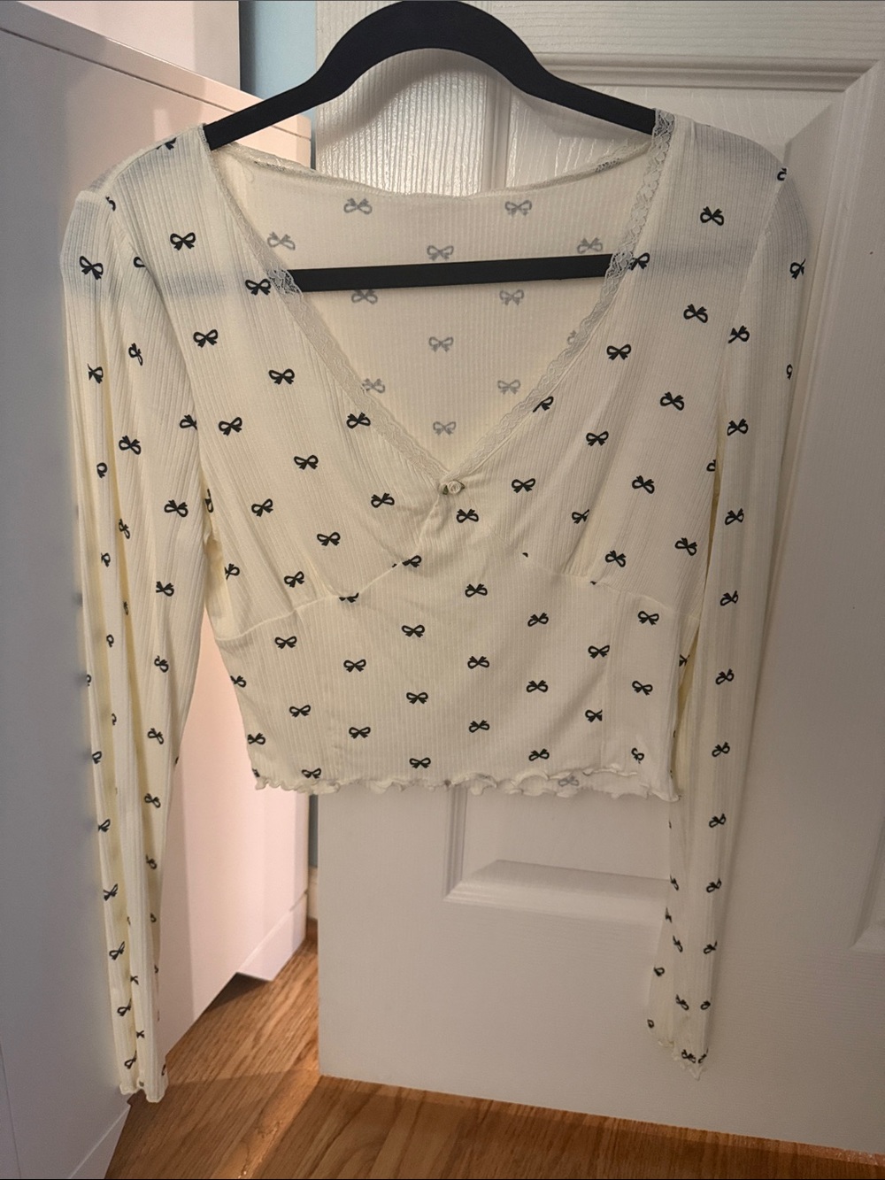 Cream Ribbed V-Neck Long Sleeve Crop Top with Black Bow Print